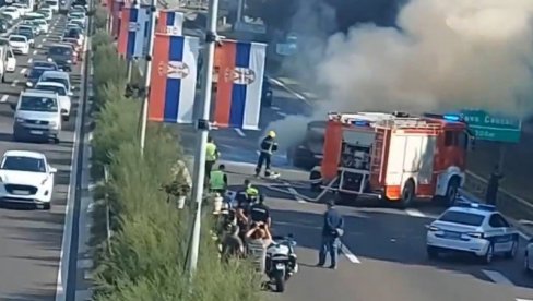 ZAPALIO SE AUTOMOBIL KOD SAVA CENTRA: Stvaraju se velike saobraćajne gužve (VIDEO)