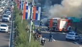 ZAPALIO SE AUTOMOBIL KOD SAVA CENTRA: Stvaraju se velike saobraćajne gužve (VIDEO) ZAPALIO SE AUTOMOBIL KOD SAVA CENTRA: Stvaraju se velike saobraćajne gužve (VIDEO)