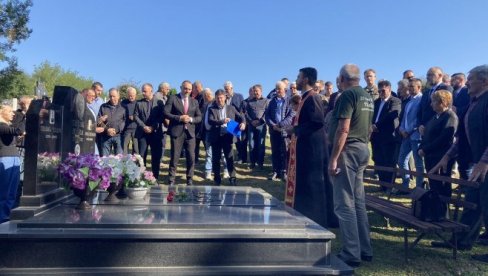 ПОЧАСТ МАЈОРУ ТЕПИЋУ И ВОЈНИКУ МИРКОВИЋУ: Помени и венци у Комленцу и Доњим Лесковицама ПОЧАСТ МАЈОРУ ТЕПИЋУ И ВОЈНИКУ МИРКОВИЋУ: Помени и венци у Комленцу и Доњим Лесковицама
