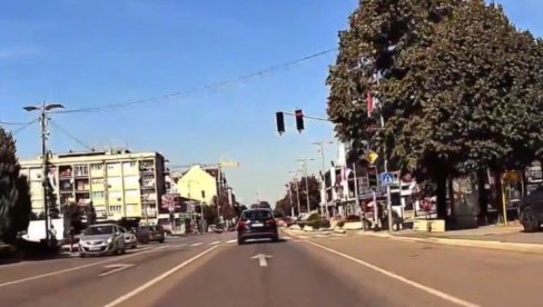 SNIMAK BAHATE VOŽNJE U INĐIJI: Automobilom prošao na crveno, tik ispred pešaka (VIDEO) SNIMAK BAHATE VOŽNJE U INĐIJI: Automobilom prošao na crveno, tik ispred pešaka (VIDEO)