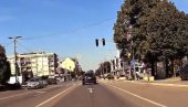 SNIMAK BAHATE VOŽNJE U INĐIJI: Automobilom prošao na crveno, tik ispred pešaka (VIDEO) SNIMAK BAHATE VOŽNJE U INĐIJI: Automobilom prošao na crveno, tik ispred pešaka (VIDEO)