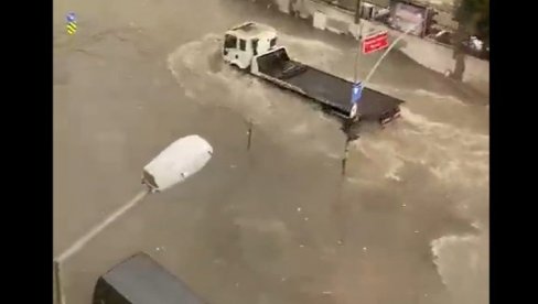 ULICE SE PRETVORILE U REKE, VODA NOSI SVE PRED SOBOM: Jezivi prizori u Istanbulu, poplave paralisale grad (VIDEO) ULICE SE PRETVORILE U REKE, VODA NOSI SVE PRED SOBOM: Jezivi prizori u Istanbulu, poplave paralisale grad (VIDEO)