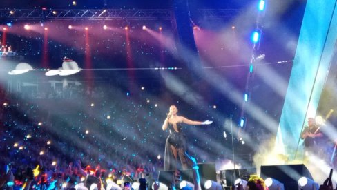 VELIČANSTVENO: Aleksandra Prijović sijala na drugom koncertu, a ovo je bio emotivni vrhunac večeri (FOTO/VIDEO) VELIČANSTVENO: Aleksandra Prijović sijala na drugom koncertu, a ovo je bio emotivni vrhunac večeri (FOTO/VIDEO)