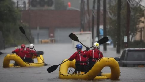NJUJORK POD VODOM: Katastrofalno nevreme potopilo grad - izliva se kanalizacija, ljudi plivaju po ulicama (VIDEO) NJUJORK POD VODOM: Katastrofalno nevreme potopilo grad - izliva se kanalizacija, ljudi plivaju po ulicama (VIDEO)