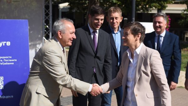 СТИЦАЊЕМ НОВИХ ВЕШТИНА СВИ ЗАЈЕДНО КАО ДРУШТВО ИДЕМО НАПРЕД Брнабић: Дигитална писменост најмлађих и најстаријих суграђана веома важна СТИЦАЊЕМ НОВИХ ВЕШТИНА СВИ ЗАЈЕДНО КАО ДРУШТВО ИДЕМО НАПРЕД Брнабић: Дигитална писменост најмлађих и најстаријих суграђана веома важна