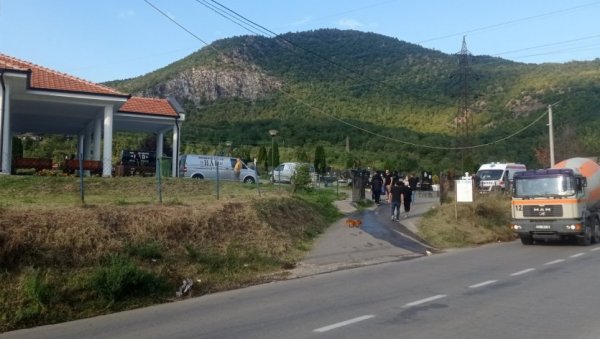 ПОТРЕСНИ ПРИЗОРИ, ПОРОДИЦЕ У СУЗАМА: Тела тројице Срба убијених у Бањској стигла у Звечан (ФОТО/ВИДЕО) ПОТРЕСНИ ПРИЗОРИ, ПОРОДИЦЕ У СУЗАМА: Тела тројице Срба убијених у Бањској стигла у Звечан (ФОТО/ВИДЕО)