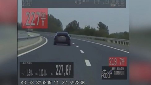 BAHATA VOŽNJA U VARVARINU: Divljao autom 100 kilometara na čas preko organičenja, i to sve sa maloletnom decom na zadnjem sedištu (VIDEO) BAHATA VOŽNJA U VARVARINU: Divljao autom 100 kilometara na čas preko organičenja, i to sve sa maloletnom decom na zadnjem sedištu (VIDEO)