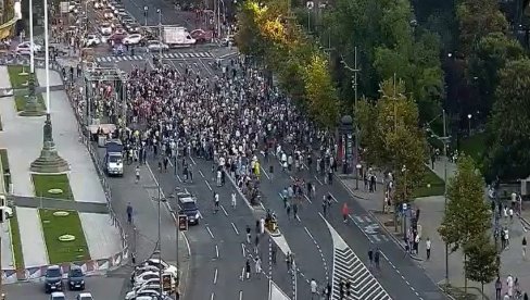 ZAVRŠEN PROTEST PROZAPADNE OPOZICIJE: Lazović išarao tablu RTS-a; Govorio Zelenović protiv koga je podneta krivična prijava (FOTO/VIDEO)