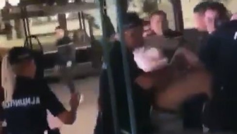 MLADIĆ ODBIO DA BUDE PRIVEDEN, PA UDARIO SLUŽBENO LICE: Pogledajte snimak napada na policajce u centru Kruševca MLADIĆ ODBIO DA BUDE PRIVEDEN, PA UDARIO SLUŽBENO LICE: Pogledajte snimak napada na policajce u centru Kruševca