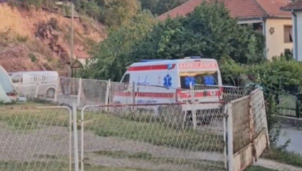 ПОТРЕСНЕ СЦЕНЕ ИСПРЕД КУЋА МИЛЕНКОВИЋА И МИЈАИЛОВИЋА: Тела двојице убијених Срба превезена у Лепосавић (ВИДЕО) ПОТРЕСНЕ СЦЕНЕ ИСПРЕД КУЋА МИЛЕНКОВИЋА И МИЈАИЛОВИЋА: Тела двојице убијених Срба превезена у Лепосавић (ВИДЕО)
