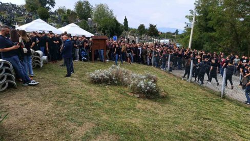 SUZA SUZU STIŽE: Kolona ljudi čeka da izjavi saučešće porodici ubijenog Stefana Nedeljkovića (FOTO) SUZA SUZU STIŽE: Kolona ljudi čeka da izjavi saučešće porodici ubijenog Stefana Nedeljkovića (FOTO)