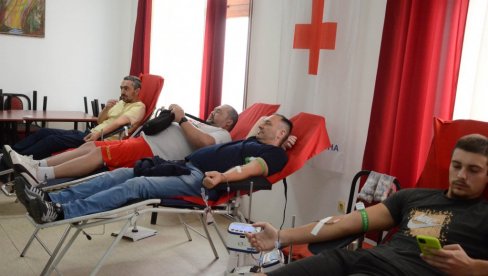 ХУМАНОСТ КОЈА ОХРАБРУЈЕ: Међу добровољним даваоцима крви све више младих (ФОТО) ХУМАНОСТ КОЈА ОХРАБРУЈЕ: Међу добровољним даваоцима крви све више младих (ФОТО)