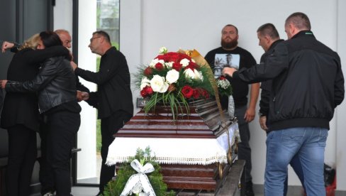 JECAJI BOLA PARALI NEBO: Ubijeni Stefan Nedeljković sahranjen u Vrnjačkoj Banji - Groblje malo da primi sve koji su došli da ga isprate (FOTO) JECAJI BOLA PARALI NEBO: Ubijeni Stefan Nedeljković sahranjen u Vrnjačkoj Banji - Groblje malo da primi sve koji su došli da ga isprate (FOTO)