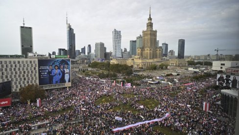 ВАРШАВА СЕ ДИГЛА НА НОГЕ: Хиљаде људи на улицама - Ово је знак поновног рођења Пољске (ФОТО) ВАРШАВА СЕ ДИГЛА НА НОГЕ: Хиљаде људи на улицама - Ово је знак поновног рођења Пољске (ФОТО)