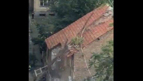 SEKLI DRVO, ONO SE OBRUŠILO NA KUĆU: Snimak haosa iz centra Beograda (FOTO/VIDEO) SEKLI DRVO, ONO SE OBRUŠILO NA KUĆU: Snimak haosa iz centra Beograda (FOTO/VIDEO)