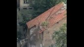SEKLI DRVO, ONO SE OBRUŠILO NA KUĆU: Snimak haosa iz centra Beograda (FOTO/VIDEO) SEKLI DRVO, ONO SE OBRUŠILO NA KUĆU: Snimak haosa iz centra Beograda (FOTO/VIDEO)