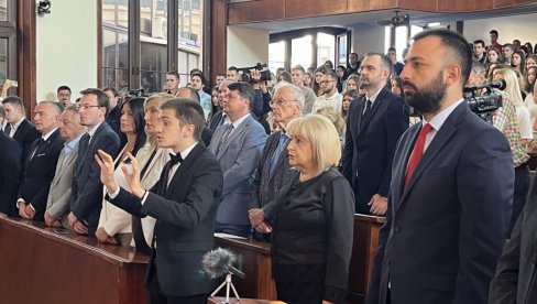 SVEČANOSTI NA FAKULTETIMA UNIVERZITETA U BEOGRADU: Počela škoslka godina za brucoše SVEČANOSTI NA FAKULTETIMA UNIVERZITETA U BEOGRADU: Počela škoslka godina za brucoše