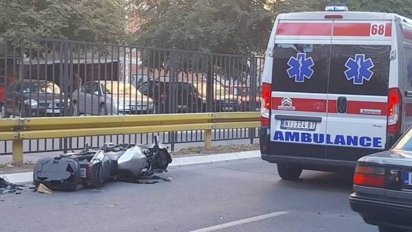 ЧУО СЕ ЈАК ПРАСАК И ЗАПОМАГАЊЕ: Саобраћајна несрећа у Нишу, тешко повређен мотоциклиста ЧУО СЕ ЈАК ПРАСАК И ЗАПОМАГАЊЕ: Саобраћајна несрећа у Нишу, тешко повређен мотоциклиста