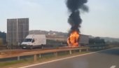 GORI KAMION NA AUTO-PUTU: LJudi izašli iz automobila i nemoćno posmatraju (VIDEO) GORI KAMION NA AUTO-PUTU: LJudi izašli iz automobila i nemoćno posmatraju (VIDEO)