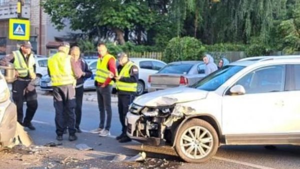 НЕСРЕЋА НА УГЛУ УСТАНИЧКЕ И БУЛЕВАРА: Дошло до судара аутомобила и камиона (ФОТО) НЕСРЕЋА НА УГЛУ УСТАНИЧКЕ И БУЛЕВАРА: Дошло до судара аутомобила и камиона (ФОТО)