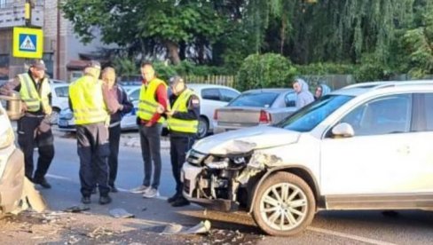 NESREĆA NA UGLU USTANIČKE I BULEVARA: Došlo do sudara automobila i kamiona (FOTO) NESREĆA NA UGLU USTANIČKE I BULEVARA: Došlo do sudara automobila i kamiona (FOTO)