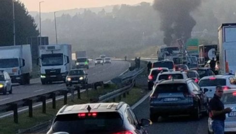 GUŽVA NA AUTO-PUTU ZBOG ZAPALJENOG KAMIONA: Saobraćaj se odvija samo jednom trakom GUŽVA NA AUTO-PUTU ZBOG ZAPALJENOG KAMIONA: Saobraćaj se odvija samo jednom trakom