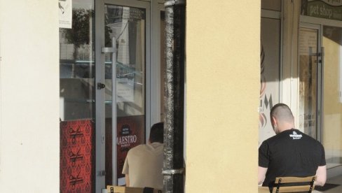 NIJE HTEO DA ČEKA, PRETIO UBISTVOM: Frizer Dragan Đurović (26), za Novosti, o noći kada je njega i brata napala grupa Libijaca NIJE HTEO DA ČEKA, PRETIO UBISTVOM: Frizer Dragan Đurović (26), za Novosti, o noći kada je njega i brata napala grupa Libijaca