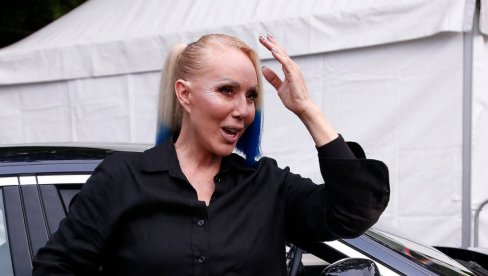 ISPLIVAO SNIMAK: Za ovaj porok Lepe Brene niko nije znao - vidite šta drži u ruci (VIDEO) ISPLIVAO SNIMAK: Za ovaj porok Lepe Brene niko nije znao - vidite šta drži u ruci (VIDEO)