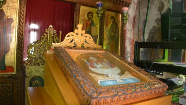 ОВО ЈЕ ЈЕДИНА ЦРКВА ХИЛАНДАРА КОЈА ПРИМА ЖЕНЕ: Репортерка Новости у метоху у Грчкој, где се од кестена поново гради српска светиња (ФОТО) ОВО ЈЕ ЈЕДИНА ЦРКВА ХИЛАНДАРА КОЈА ПРИМА ЖЕНЕ: Репортерка Новости у метоху у Грчкој, где се од кестена поново гради српска светиња (ФОТО)