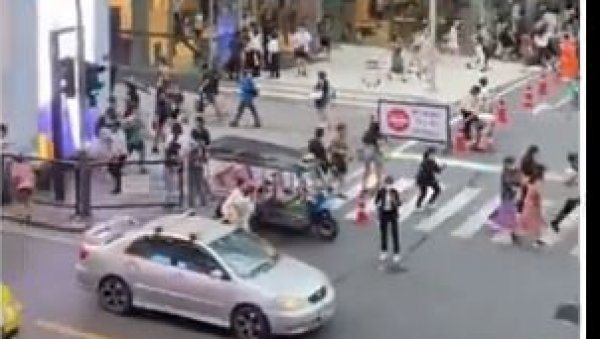 ПУЦЊАВА У ТРЖНОМ ЦЕНТРУ У БАНГКОКУ: Има рањених, а посетиоци у паници напуштају објекат (ВИДЕО) ПУЦЊАВА У ТРЖНОМ ЦЕНТРУ У БАНГКОКУ: Има рањених, а посетиоци у паници напуштају објекат (ВИДЕО)