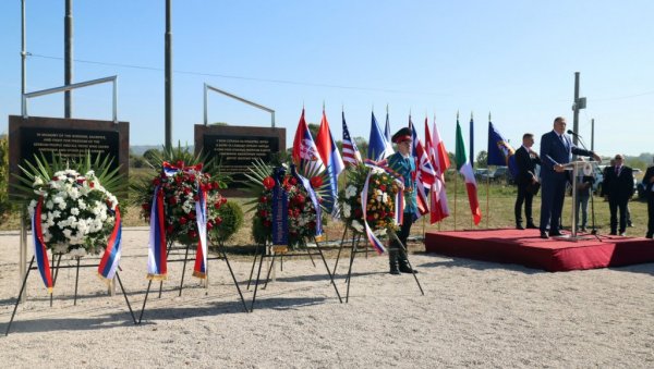 РЕПУБЛИКА СРПСКА СВЕЧАНО ОБЕЛЕЖИЛА 80 ГОДИНА ОД ОПЕРАЦИЈЕ ВАЗДУШНИ МОСТ Марфи нек црвени због ХАЛИЈАРДА РЕПУБЛИКА СРПСКА СВЕЧАНО ОБЕЛЕЖИЛА 80 ГОДИНА ОД ОПЕРАЦИЈЕ ВАЗДУШНИ МОСТ Марфи нек црвени због ХАЛИЈАРДА