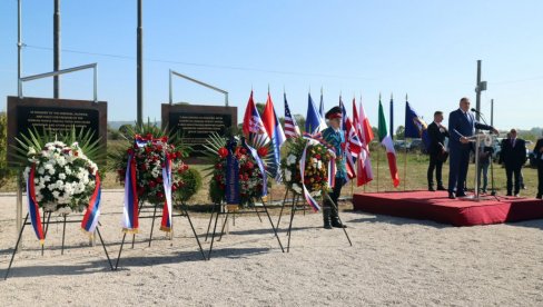 REPUBLIKA SRPSKA SVEČANO OBELEŽILA 80 GODINA OD OPERACIJE VAZDUŠNI MOST Marfi nek crveni zbog HALIJARDA REPUBLIKA SRPSKA SVEČANO OBELEŽILA 80 GODINA OD OPERACIJE VAZDUŠNI MOST Marfi nek crveni zbog HALIJARDA