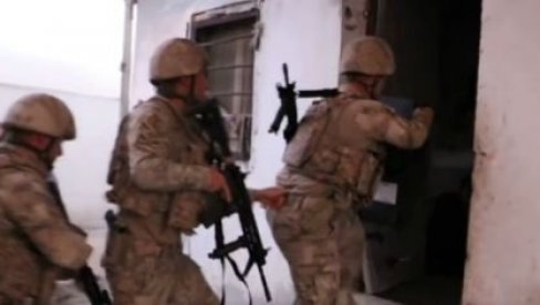 TURSKA POKRENULA VELIKU OPERACIJU ŠIROM ZEMLJE: Uhapšeno preko 900 ljudi koji se sumnjiče za terorizam (VIDEO) TURSKA POKRENULA VELIKU OPERACIJU ŠIROM ZEMLJE: Uhapšeno preko 900 ljudi koji se sumnjiče za terorizam (VIDEO)