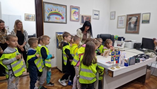 ДЕЧИЈА НЕДЕЉА: Деца у кабинету градоначелника Лесковца ДЕЧИЈА НЕДЕЉА: Деца у кабинету градоначелника Лесковца