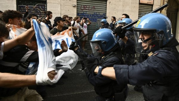 ХАОС НА УЛИЦАМА ТОРИНА: Сукоб полиције са учесницима протеста против премијерке Мелони (ВИДЕО) ХАОС НА УЛИЦАМА ТОРИНА: Сукоб полиције са учесницима протеста против премијерке Мелони (ВИДЕО)