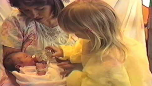NE, TO NIJE SAMO VODA! Čime su roditelji 90-ih hranili decu: Čudo da je iko preživeo Današnji roditelji se zbog ovog krste (VIDEO) NE, TO NIJE SAMO VODA! Čime su roditelji 90-ih hranili decu: Čudo da je iko preživeo Današnji roditelji se zbog ovog krste (VIDEO)