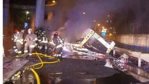 JEZIVE SLIKE S MESTA NESREĆE KOD VENECIJE: Autobus pao s nadvožnjaka i zapalio se, tela mrtvih ugljenisana (FOTO/VIDEO) JEZIVE SLIKE S MESTA NESREĆE KOD VENECIJE: Autobus pao s nadvožnjaka i zapalio se, tela mrtvih ugljenisana (FOTO/VIDEO)