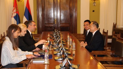 AMBASADOR KINE LI MING GOST SKUPŠTINE: Podržavamo teritorijalni integritet Srbije AMBASADOR KINE LI MING GOST SKUPŠTINE: Podržavamo teritorijalni integritet Srbije