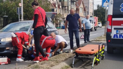 SAOBRAĆAJNA NESREĆA U NIŠU: Sudarili se auto i biciklista - oboren vozač bicikla SAOBRAĆAJNA NESREĆA U NIŠU: Sudarili se auto i biciklista - oboren vozač bicikla