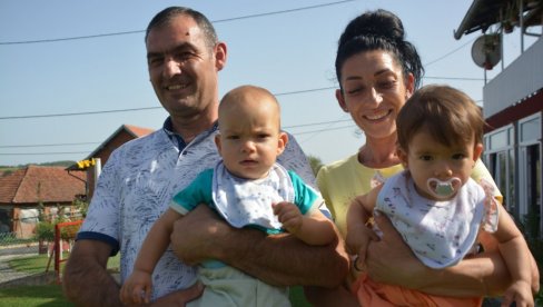 PROHODALE PRVE TRSTENIČKE BEBE IZ EPRUVETE Posle decenije borbe sa sterilitetom, Sanela i Ivan LJutovac dobili Saru i Uroša (FOTO/ VIDEO) PROHODALE PRVE TRSTENIČKE BEBE IZ EPRUVETE Posle decenije borbe sa sterilitetom, Sanela i Ivan LJutovac dobili Saru i Uroša (FOTO/ VIDEO)
