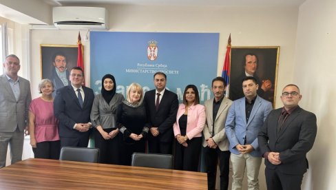 SVE MANJE ROMSKE DECE NAPUŠTA ŠKOLU: Ministarka Đukić Dejanović razgoivarala sa predsednikom Romskog nacionalnog saveta SVE MANJE ROMSKE DECE NAPUŠTA ŠKOLU: Ministarka Đukić Dejanović razgoivarala sa predsednikom Romskog nacionalnog saveta