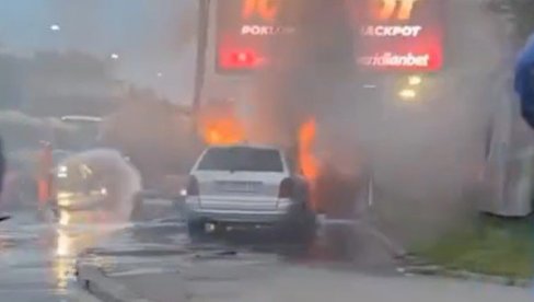POŽAR U BEOGRADU: Zapalio se automobil, stvaraju se gužve u saobraćaju (VIDEO) POŽAR U BEOGRADU: Zapalio se automobil, stvaraju se gužve u saobraćaju (VIDEO)