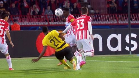 CRVENO-BELI PEH ZA NEVERICU NA MARAKANI: Ovako je Zvezda primila drugi gol od Jang bojsa (VIDEO) CRVENO-BELI PEH ZA NEVERICU NA MARAKANI: Ovako je Zvezda primila drugi gol od Jang bojsa (VIDEO)