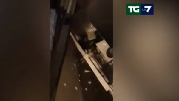ОТАЦ КРОЗ ПРОЗОР АУТОБУСА ИЗВУКАО ЋЕРКИЦУ НА СИГУРНО: Дирљив тренутак након несреће у Венецији (ФОТО/ВИДЕО) ОТАЦ КРОЗ ПРОЗОР АУТОБУСА ИЗВУКАО ЋЕРКИЦУ НА СИГУРНО: Дирљив тренутак након несреће у Венецији (ФОТО/ВИДЕО)
