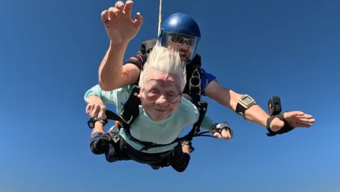 NEUSTRAŠIVA BAKA (104) ULAZI U GINISOVU KNJIGU REKORDA: Najstarija osoba koja je imala skok iz aviona (FOTO/VIDEO) NEUSTRAŠIVA BAKA (104) ULAZI U GINISOVU KNJIGU REKORDA: Najstarija osoba koja je imala skok iz aviona (FOTO/VIDEO)