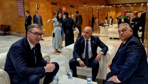 КРАТАК СУСРЕТ СА ПРИЈАТЕЉИМА Вучић у Гранади са Орбаном и Ковачевским (ФОТО) КРАТАК СУСРЕТ СА ПРИЈАТЕЉИМА Вучић у Гранади са Орбаном и Ковачевским (ФОТО)