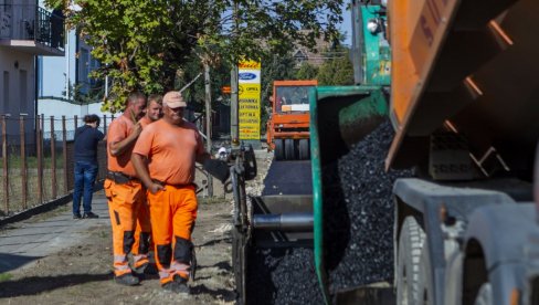 SUBOTICA: Gradonačelnik Bakić obišao radove na asfaltiranju ulice Ernea Kiša, u MZ „Željezničko naselje“