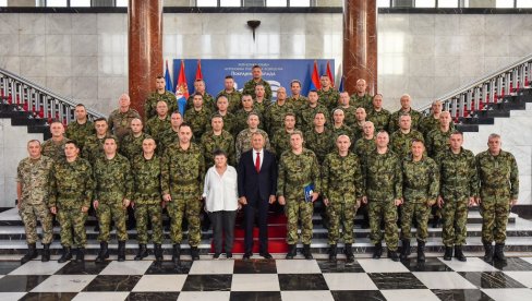 ВИСОК СТЕПЕН ПОВЕРЕЊА СВОГ НАРОДА: Полазници највишег војног усавршавања у посети Покрајинској влади ВИСОК СТЕПЕН ПОВЕРЕЊА СВОГ НАРОДА: Полазници највишег војног усавршавања у посети Покрајинској влади