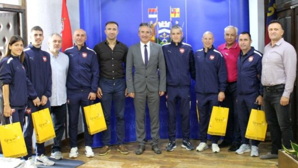 ДАН ПРЕД УКРАЈИНЦЕ: Пријем за футсалере Србије код градоначелника Врања ДАН ПРЕД УКРАЈИНЦЕ: Пријем за футсалере Србије код градоначелника Врања