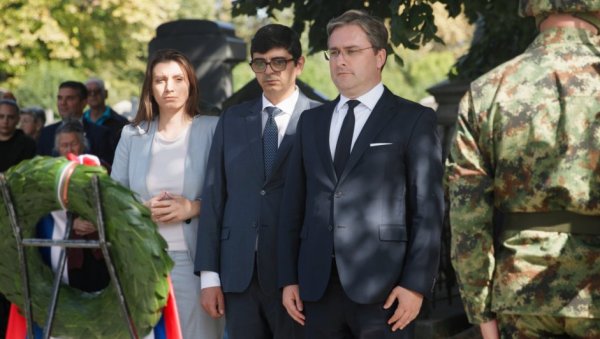 ПОЧАСТ ХЕРОИНИ МИЛУНКИ САВИЋ: Министар Селаковић положио венацна њен гроб у Алеји великана ПОЧАСТ ХЕРОИНИ МИЛУНКИ САВИЋ: Министар Селаковић положио венацна њен гроб у Алеји великана